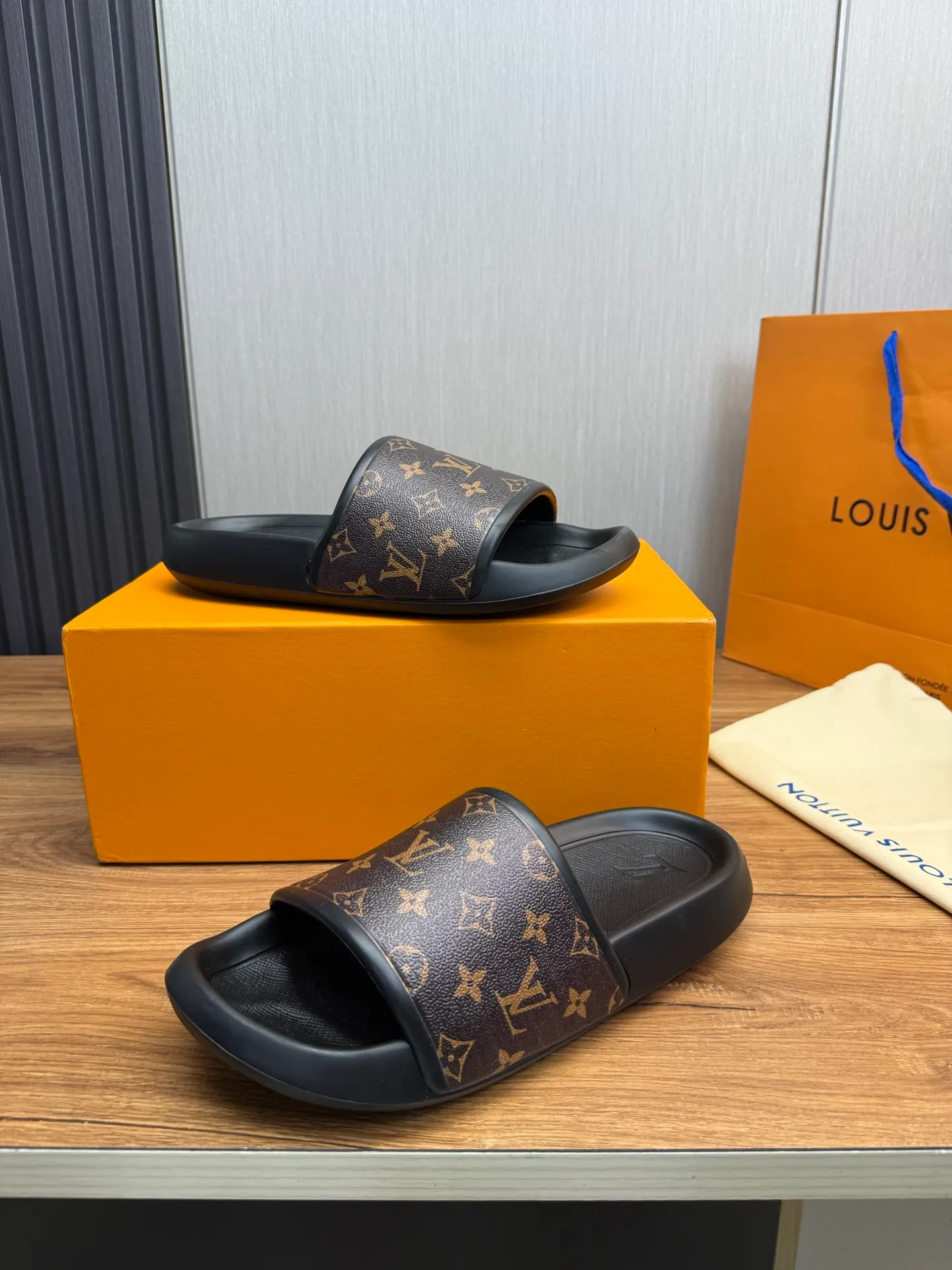 Men's shoes 💰280💰 ▪️LV's popular Little Red Book popular slippers hot sale: 1 shipment✅ Super textured and comfortable slippers, original TPU outsole. Authentic counter box drawer box packaging 🎁Size 38-45